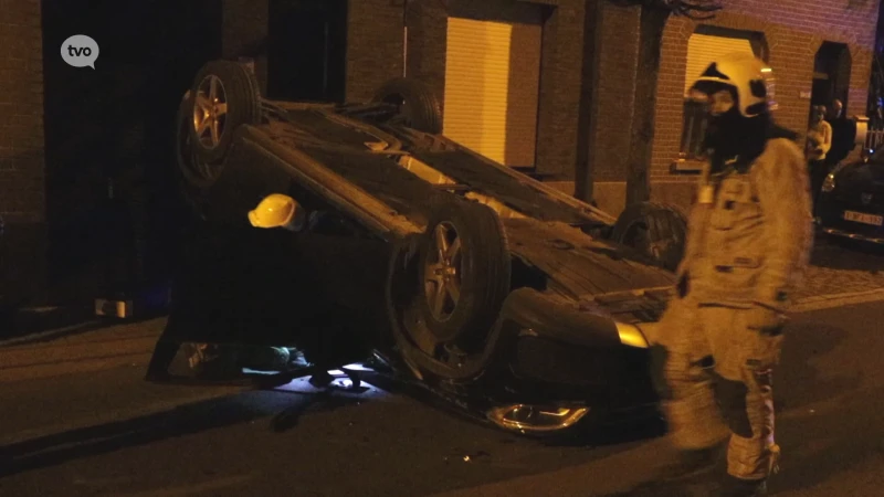 Auto over de kop in Okegem, bestuurster gewond naar het ziekenhuis