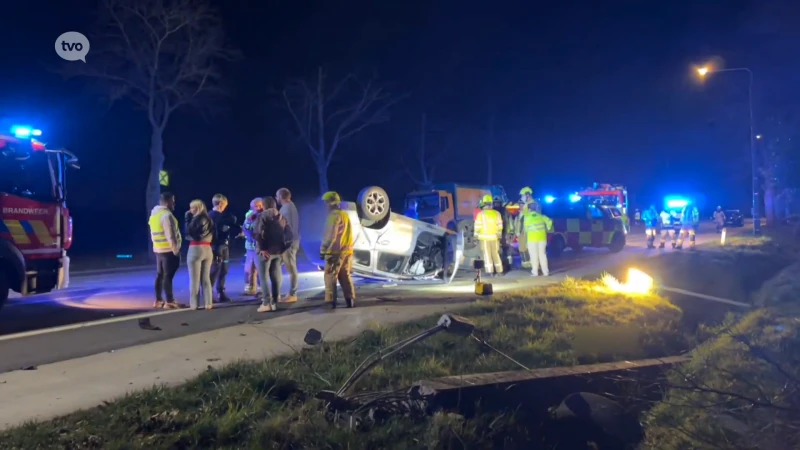 N9 Oordegem: Auto raakt van de weg, botst tegen elektriciteitspaal en gaat 2 keer over de kop