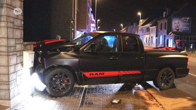 Auto rijdt slaapkamer binnen na aanrijding met zware pick-up truck in Lebbeke