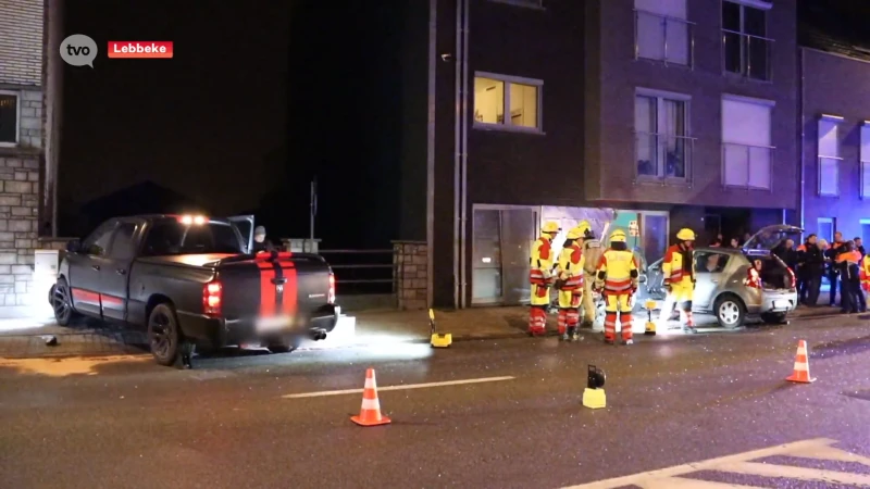 Auto rijdt slaapkamer binnen na aanrijding met zware pick-up truck in Lebbeke