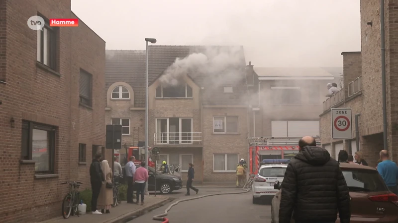 Bewoner zwaargewond bij uitslaande brand in appartement op bovenste verdieping