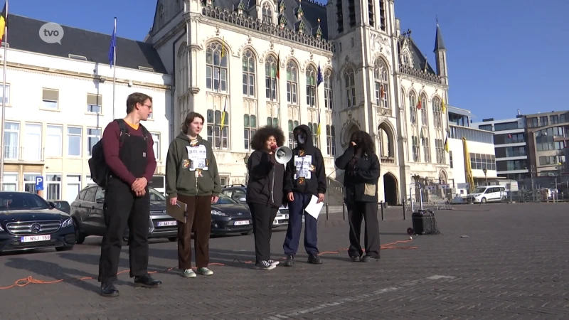 Scholieren voeren actie tegen racisme op Grote Markt in Sint-Niklaas