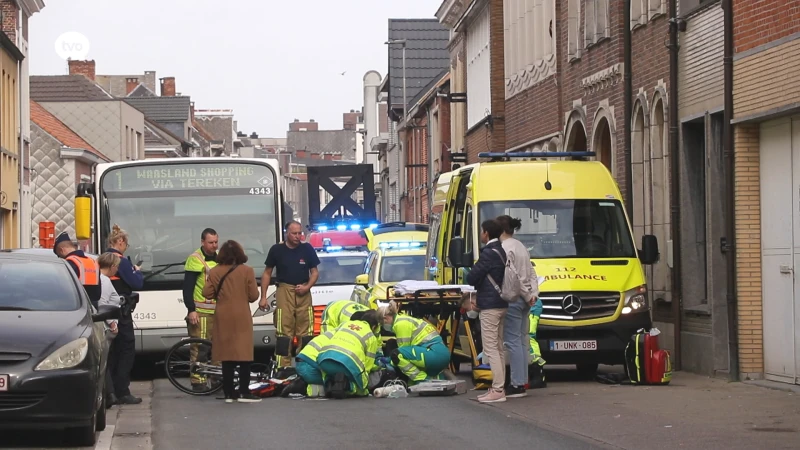 Fietser rijdt tegen autodeur en raakt zwaargewond in Sint-Niklaas