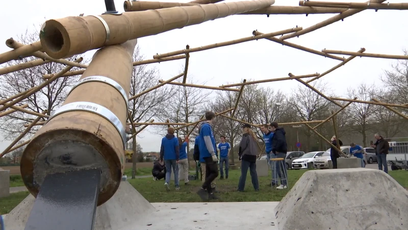 Levensgrote koepel uit bamboe aan jeugdhuis in Sinaai