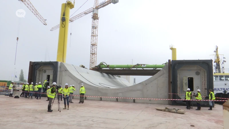Onderdeel van 4.500 ton voor stormvloedkering verscheept van Kallo naar Nieuwpoort