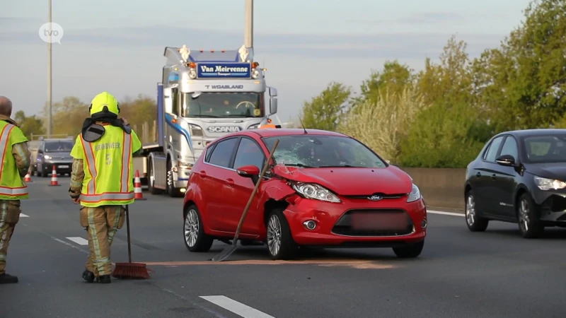 Auto haakt aan rijdende vrachtwagen op E17 in Waasmunster