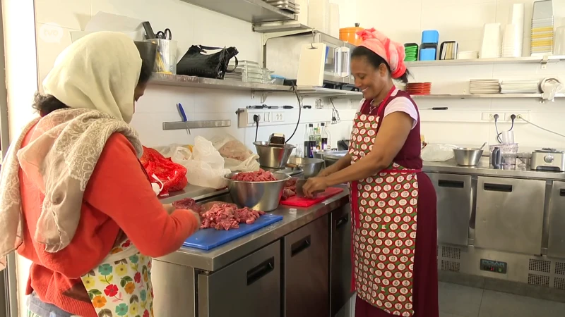 Opvangcentrum Beveren laat culturen van elkaar proeven in de 'volxkeuken'.