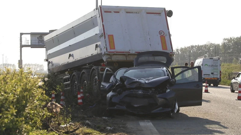 Vrachtwagen krijgt klapband en ramt auto op E34 in Beveren