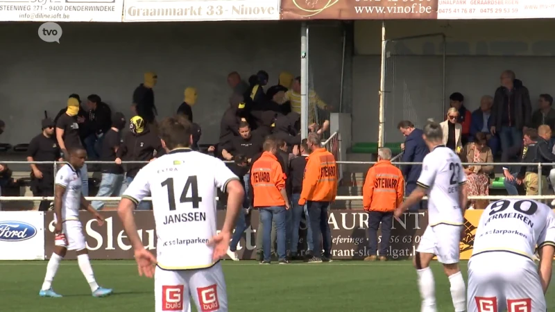 Afloop Ninove - Lokeren-Temse ontsierd door supportersrellen op het veld