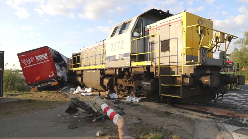 Zware aanrijding tussen trein en vrachtwagen in Waaslandhaven