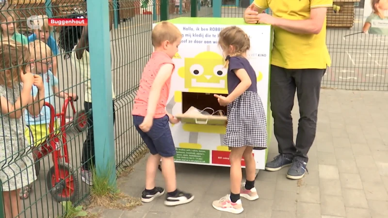 In Buggenhout zamelt Robbie Robot kinderkledij in