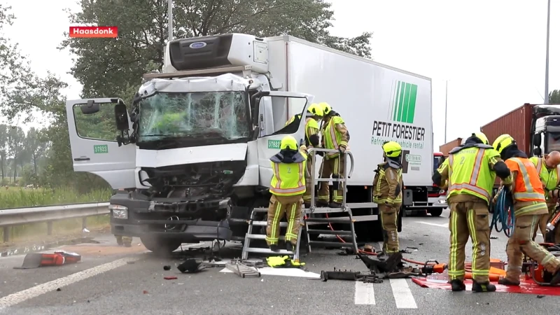 E17: vrachtwagenchauffeur knalt op voorligger en moet bevrijd worden uit cabine