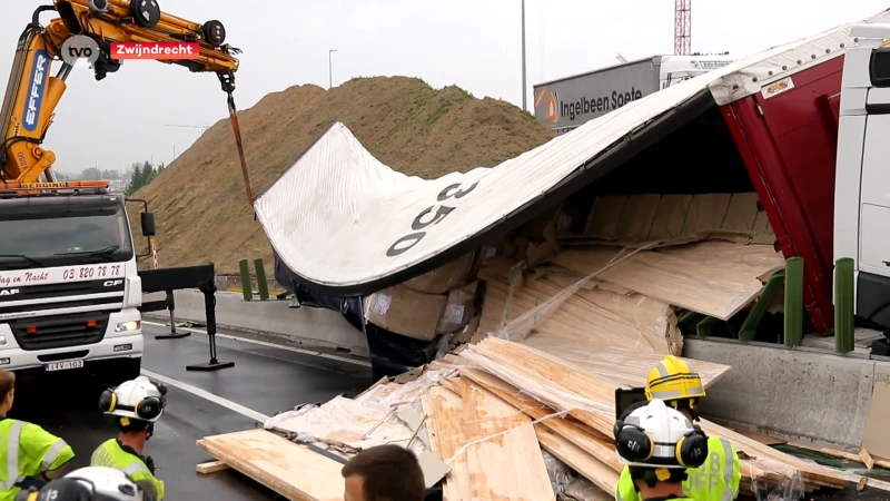 Gekantelde vrachtwagen gooit avondspits E17-E34 overhoop