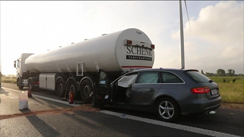 Man levensgevaarlijk gewond na crash tegen vrachtwagen