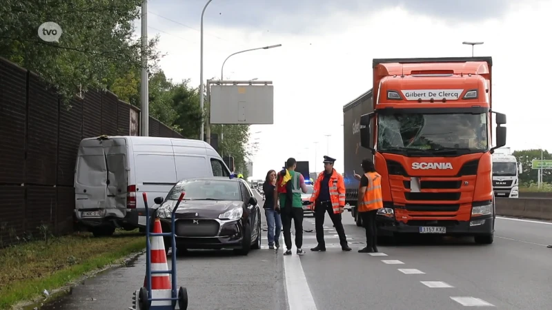 Vrachtwagen rijdt in op file aan afrit E17 in Sint-Niklaas