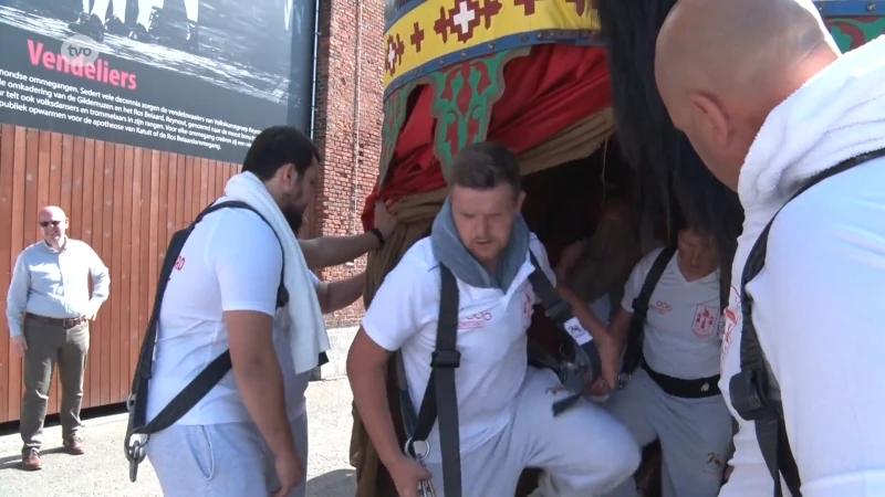 Zestig pijnders dragen Ros Beiaard door Dendermonde op de tonen van honderd muzikanten