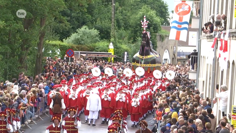 Het Ros Beiaard paradeert door de straten van Dendermonde