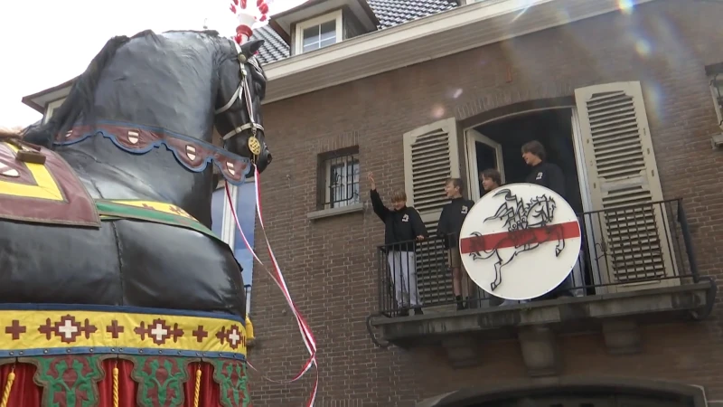 Pijnders groeten Heemskinderen op ochtend van de Ommegang