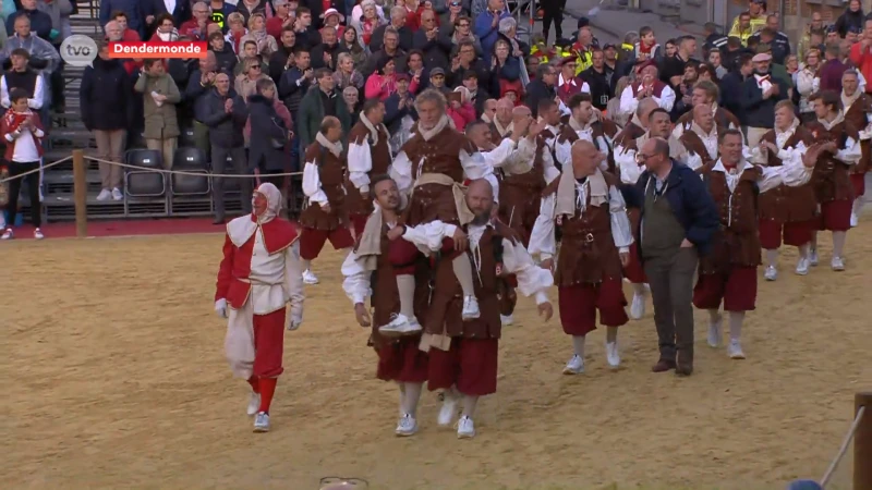 Luid applaus voor nar, vedelaar en pijnders op de Grote Markt