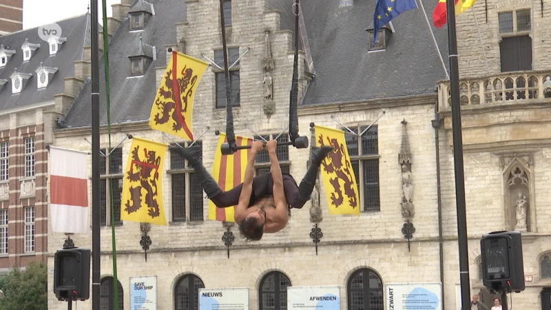 Festival STROOM is in Dendermonde, trapezekunstenaar brengt toeschouwers in vervoering