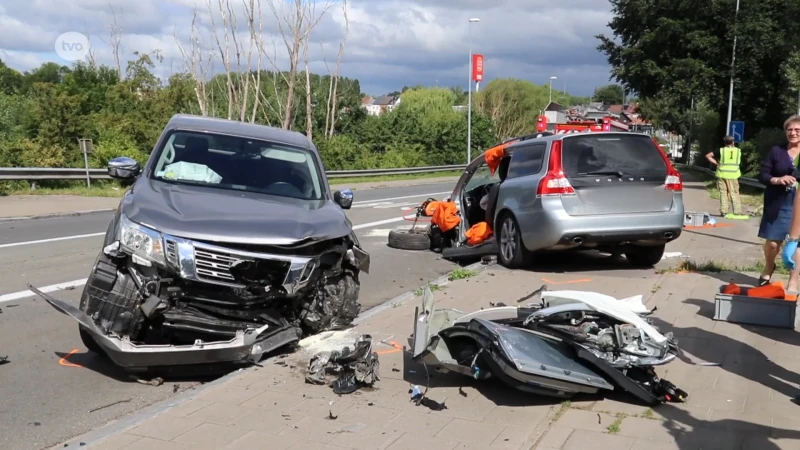 Autobestuurders gewond na zware botsing in Ninove