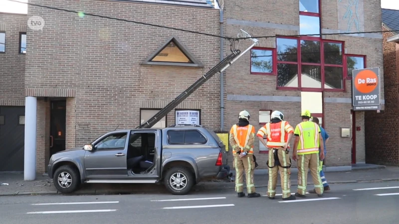 Pick-up breekt verlichtingspaal en belandt tegen huisgevel in Haaltert