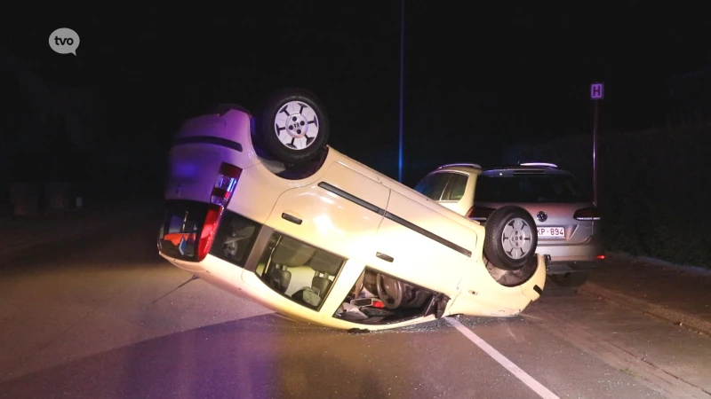 Bestuurster gewond nadat auto over de kop gaat in Sint-Niklaas