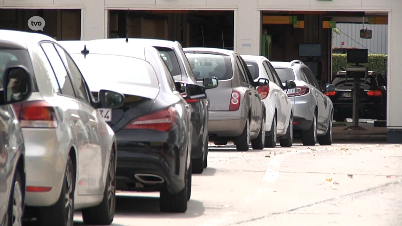 Immense wachtrijen aan Oost-Vlaamse autokeuringscentra, Aalsterse politie grijpt in