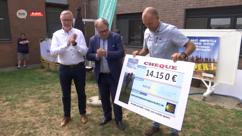 Aalstenaar die naar Compostella wandelde, overhandigt cheque aan Levensloop