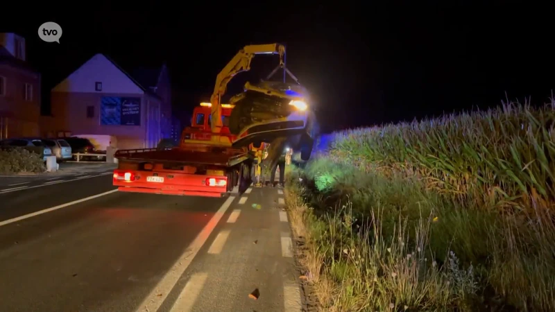 Chauffeur botst tegen verlichtingspaal en belandt in gracht in Neigem