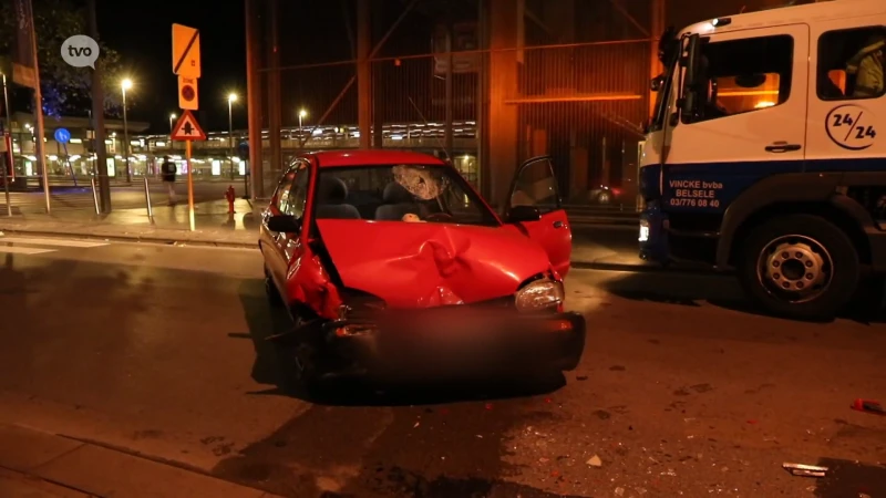 Sint-Niklaas: chauffeur zwaargewond bij ongeval op Stationsplein