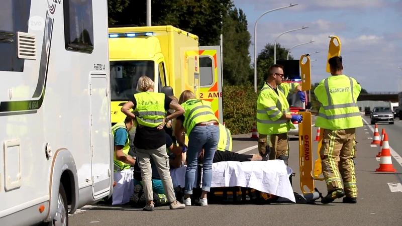 Vrouw valt uit rijdende camper op E17 in Melsele