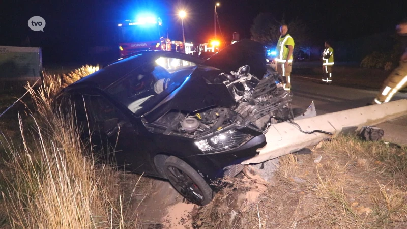 Sint-Niklaas: Jonge bestuurder ontsnapt aan erger na stevige crash tegen verlichtingspaal