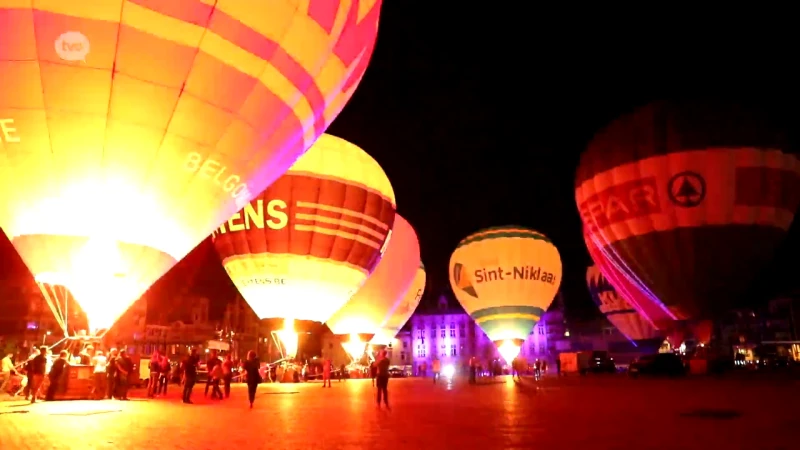 Betoverend "lantaarnballonballet" brengt Sint-Niklase Grote Markt in vervoering