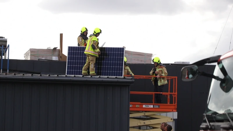 Dak van bedrijf in Sint-Niklaas stort in onder druk van zonnepanelen