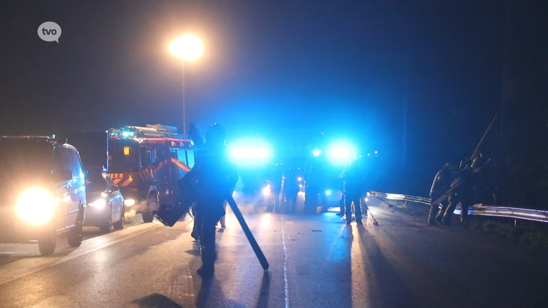 E34 aan Stekene tijdlang versperd door nachtelijk ongeval, oldtimer zwaar beschadigd