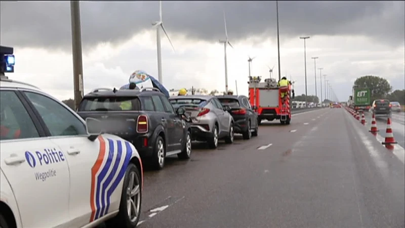 16 voertuigen botsen op elkaar op E17 in Lokeren door opspattend water en laagstaande zon