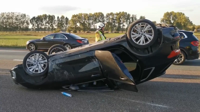 Auto gaat over de kop, bestuurster zwaargewond op E17 in Lokeren