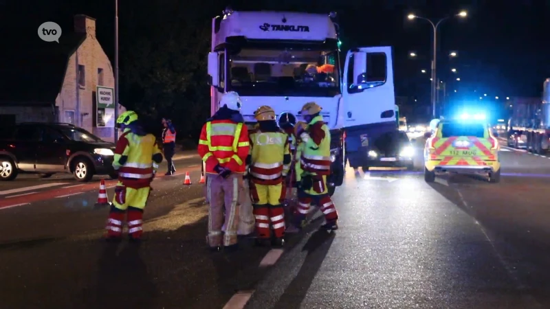 Dendermonde: Vrachtwagen rijdt door het rood en botst op auto