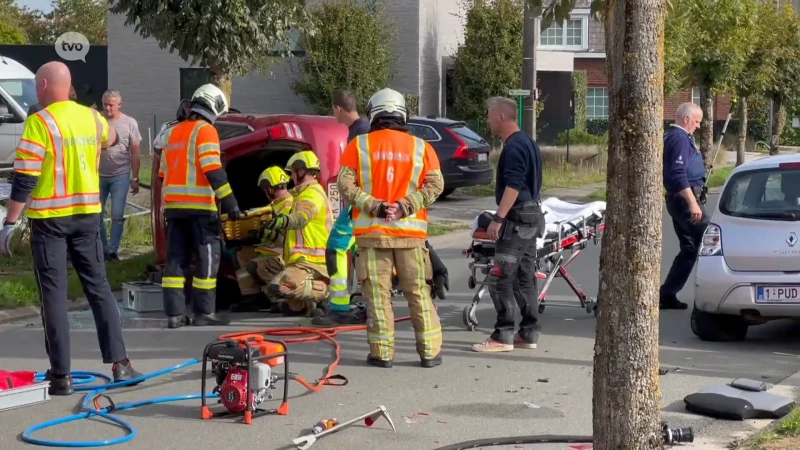 Impe: Auto kantelt, bestuurster raakt gewond