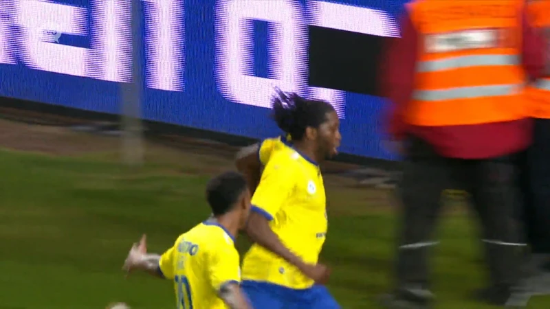 SK Beveren behaalt felbevochten 2-1-overwinning dankzij invaller Mbokani