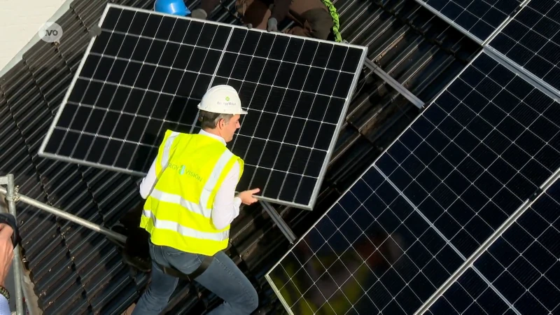 Premier bezoekt installatie 'gratis' zonnepanelen van project EnergyVision