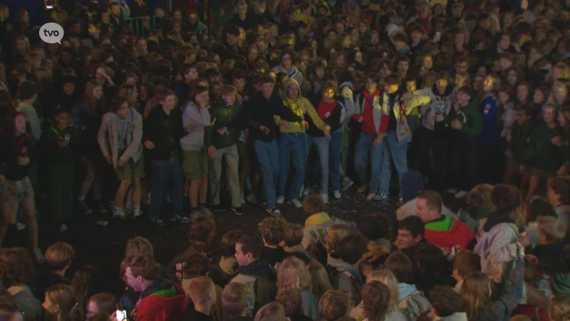 Dag van de Jeugdbeweging: Moshpit nog voor het ochtendgloren op Grote Markt in Sint-Niklaas