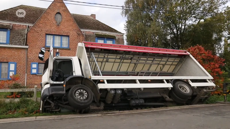 Vrachtwagen met 700 bakken drank kantelt in gracht in Bazel