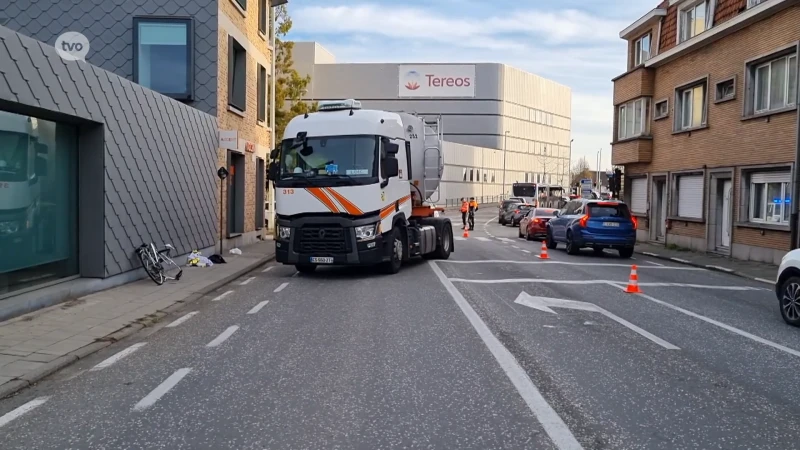 Fietsster zwaargewond na aanrijding door vrachtwagen aan Tereosfabriek in Aalst