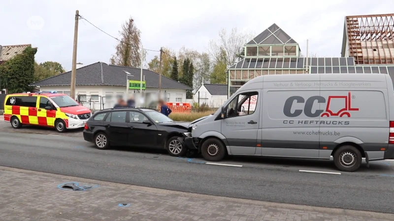 Bestelwagen en auto botsen frontaal op elkaar in Oordegem