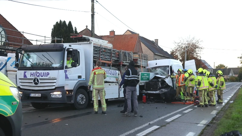 Sint-Gillis-Waas: Bestelwagen botst op vrachtwagen, één volwassene en twee kinderen gekneld in voertuig