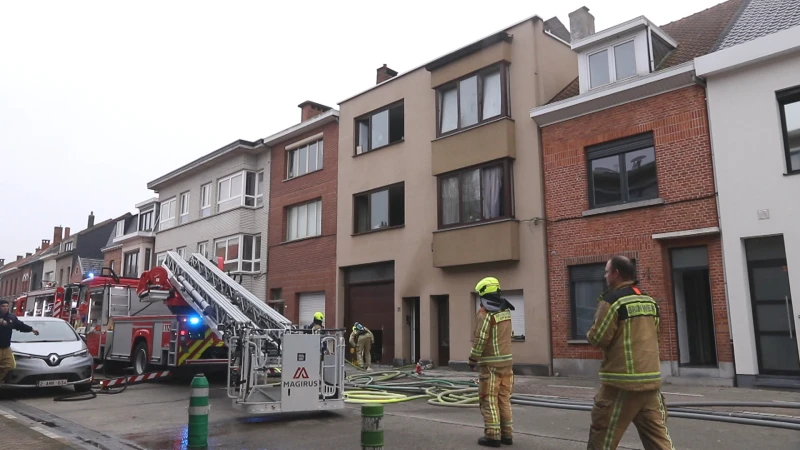 Brand in Sint-Niklaas legt garage in de as, 5 honden uit woning gered