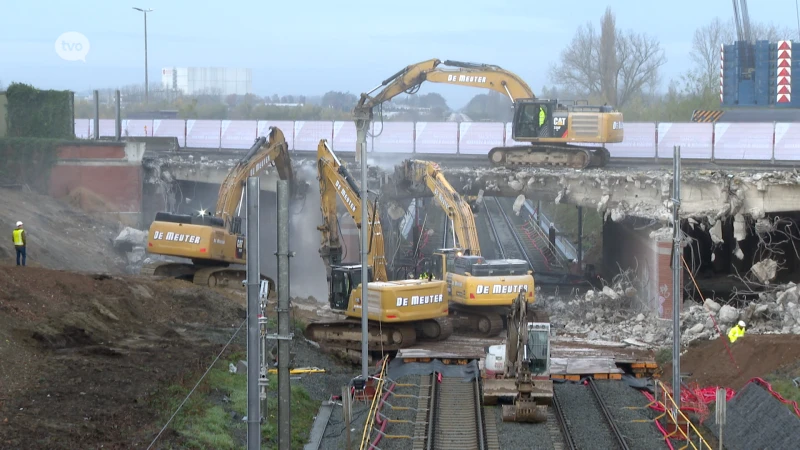 Oude spoorwegbrug wordt gesloopt: E40 richting Brussel heel weekend afgesloten