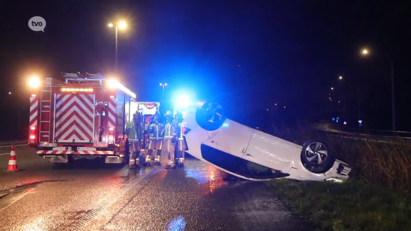 Haasdonk: Auto slipt en gaat over de kop op E17